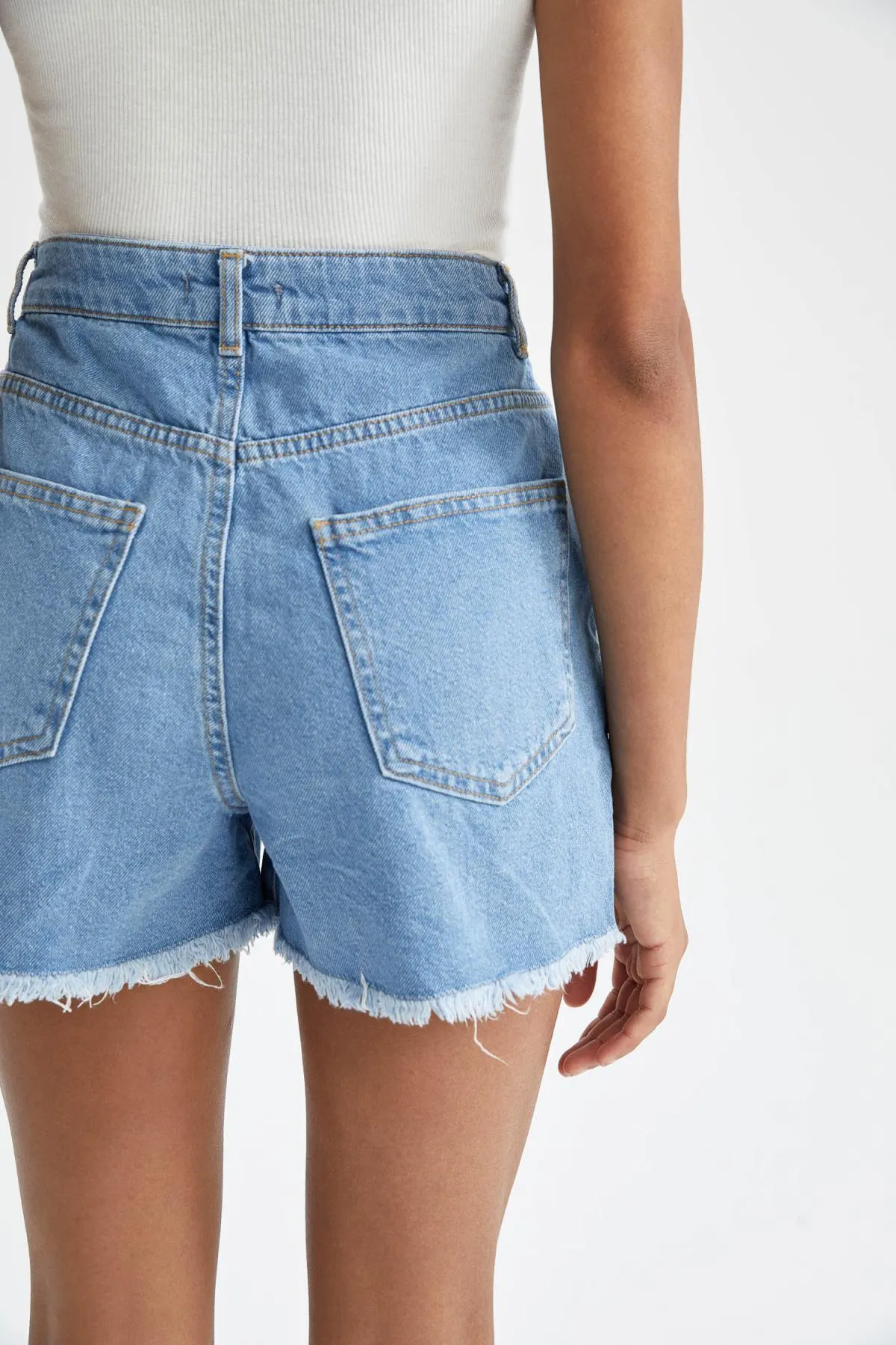 DeFacto  Mom-Fit-Jeans mit hoher Taille und Cut-Toe-Shorts aus 100 % Baumwolle