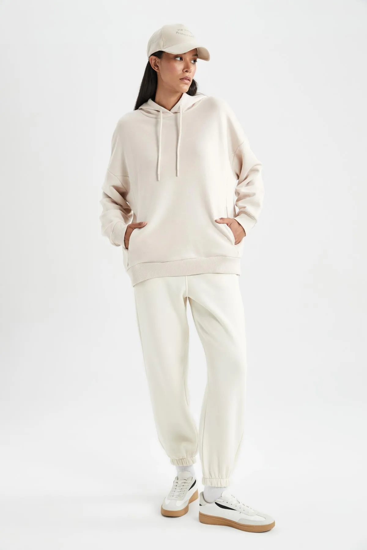 DeFacto  Dickes Sweatshirt mit Kapuze in Übergröße A4445ax23au