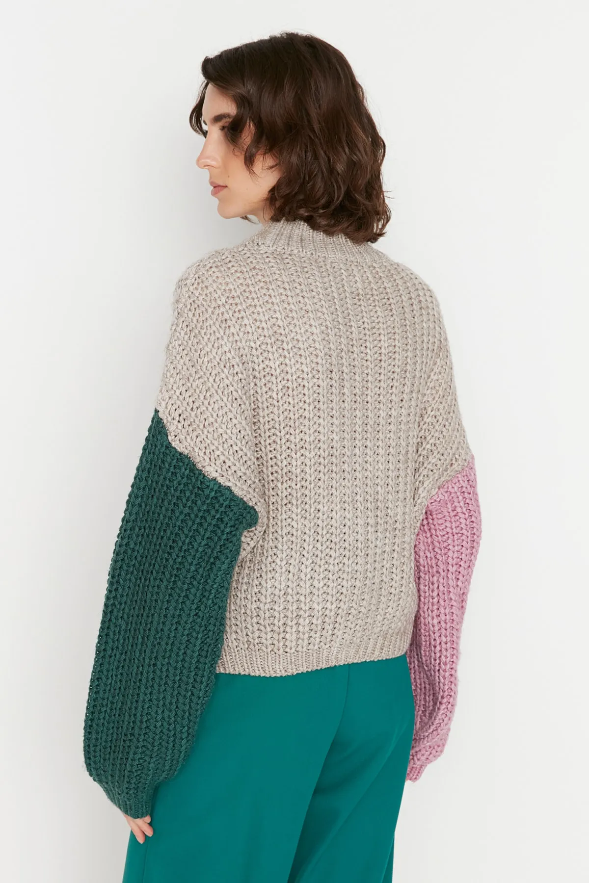 Trendyol Collection  Stone Wide Fit Weich strukturierter Strickpullover mit Farbblockdesign TWOAW21KZ0271