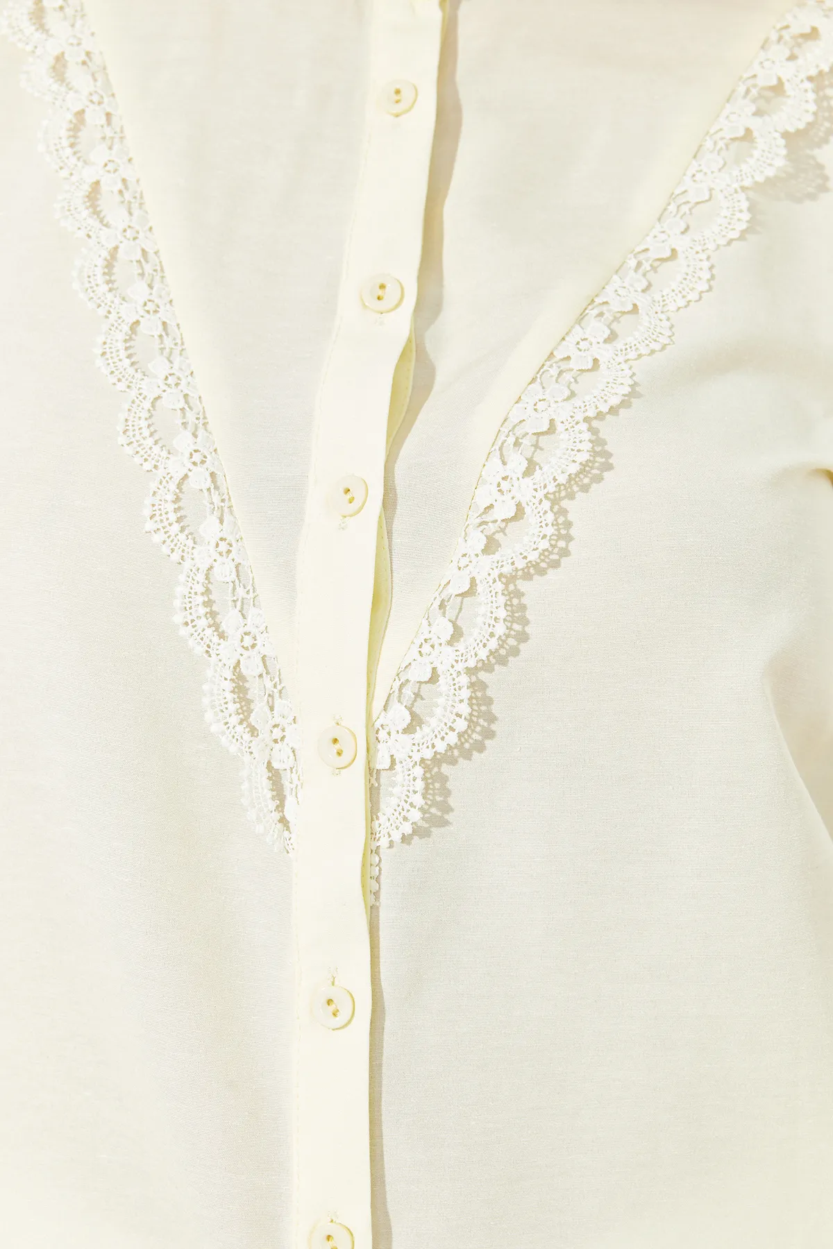 Trendyol Collection  Gelbes Baumwollhemd mit Spitzendetail - Regular Fit TWOAW21GO0077