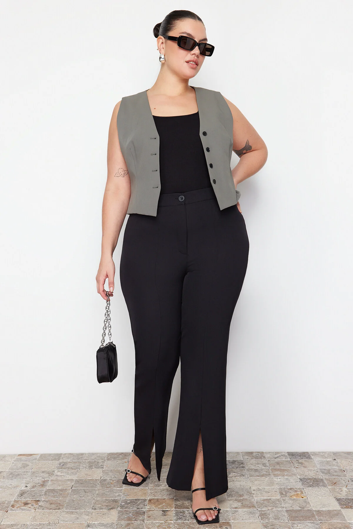 Trendyol Curve  Schwarze gewebte Hose mit weitem Bein und Schlitzdetail TBBAW23AR00008