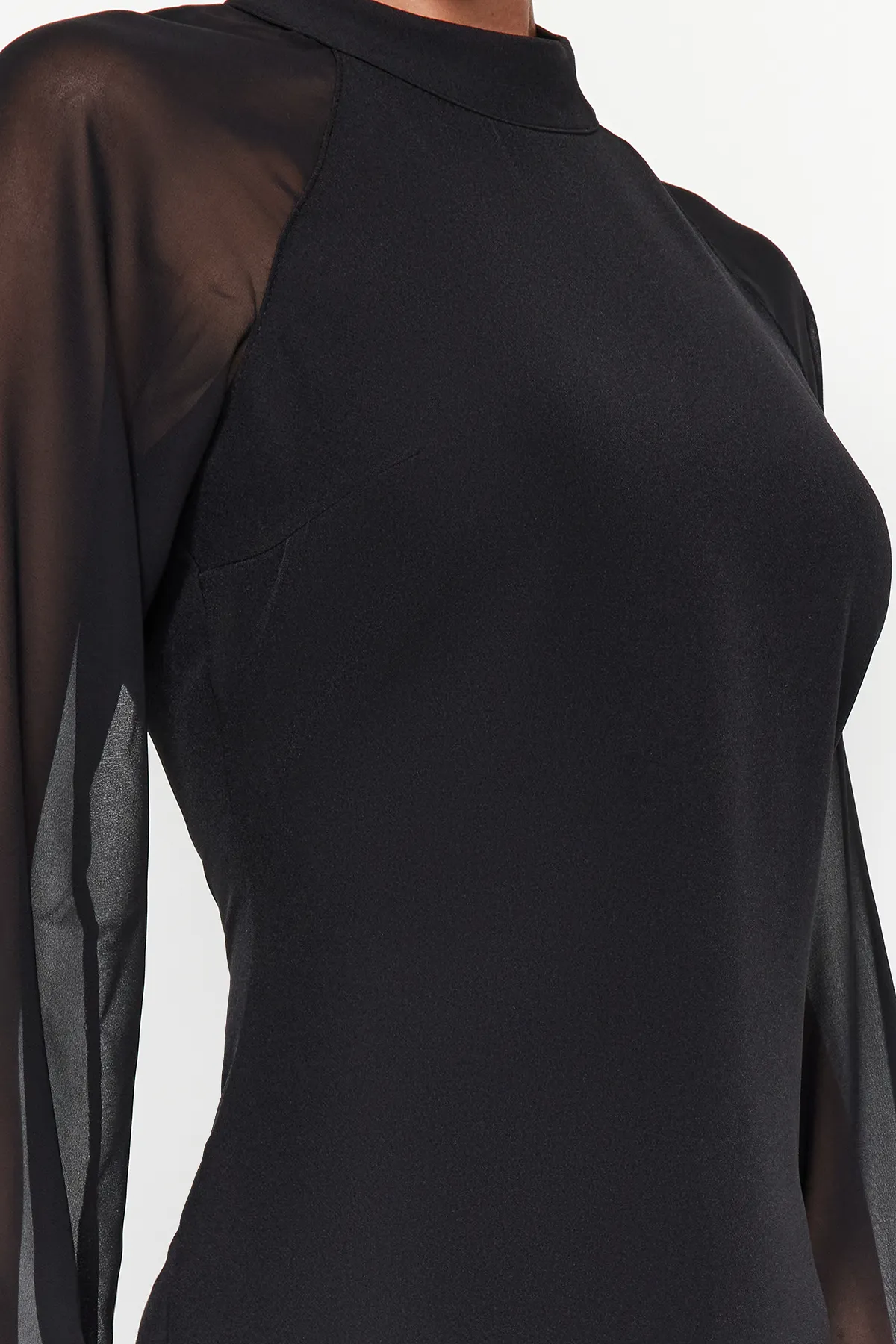 Trendyol Collection  Schwarzes Midi-Webkleid mit hohem Kragen und detaillierten Ärmeln TWOAW24EL00461