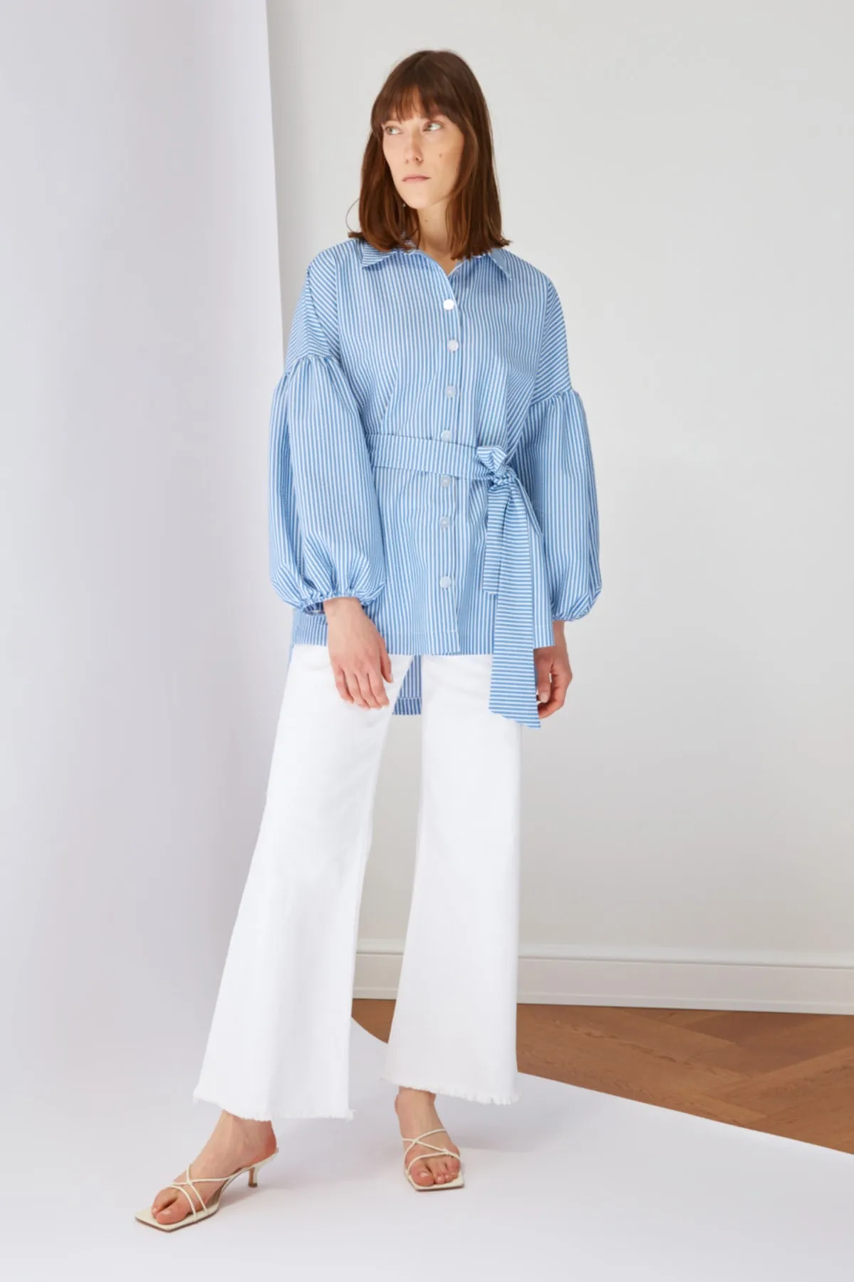 Trendyol Modest  Blau gestreiftes, gewebtes Hemd mit Ballonärmeln und langem Rücken, Gürtel TCTSS22GO0116