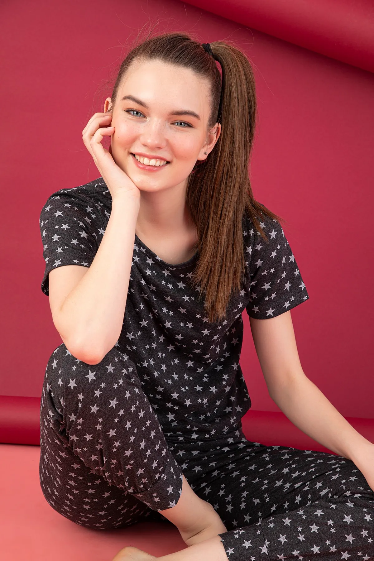 STRAWBERRY  BEDRUCKTES KURZÄRMELIGES PYJAMA-SET AUS BAUMWOLLE