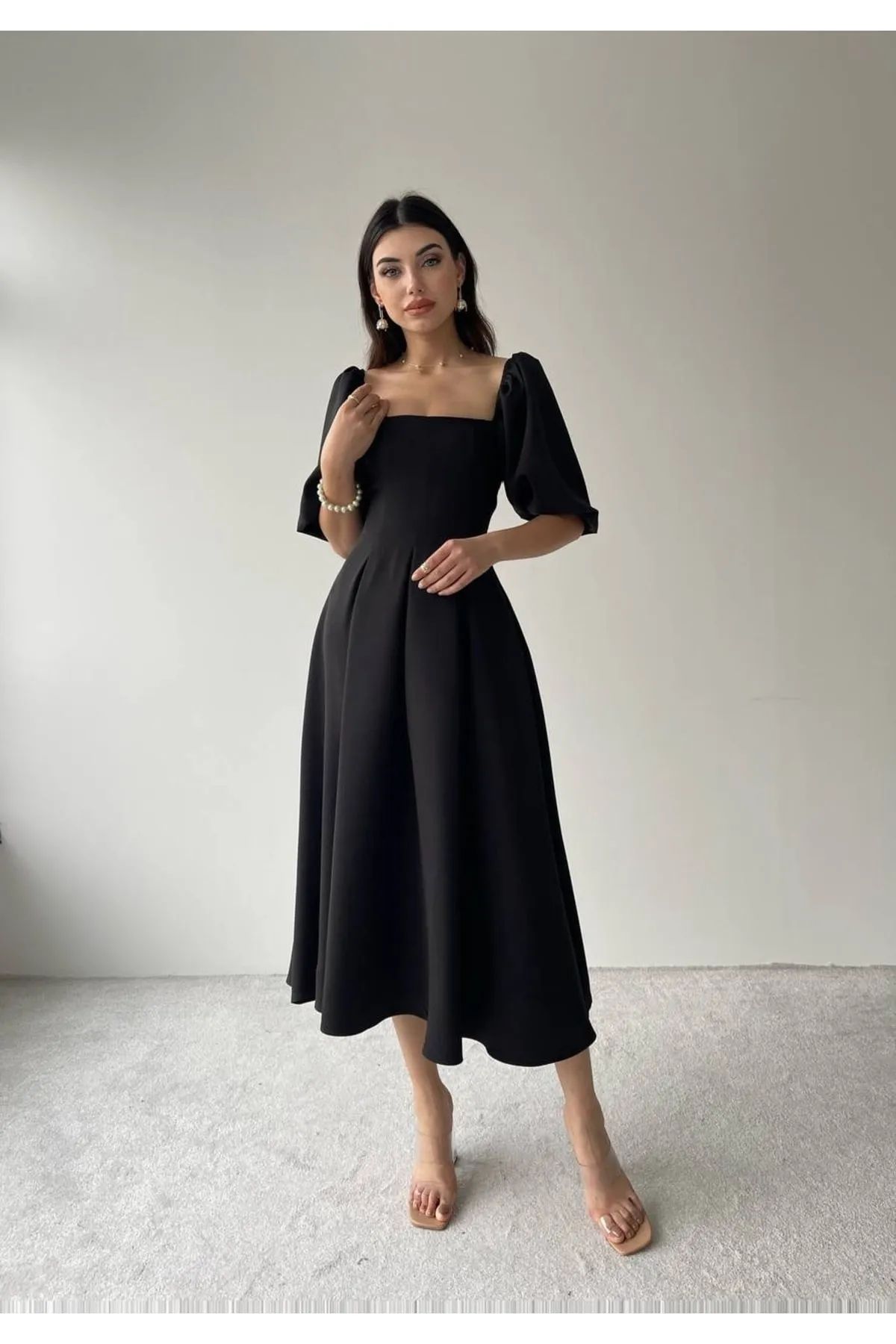 SONREİR  Kurzes, plissiertes langes Kleid mit Ballonärmeln und quadratischem Ausschnitt