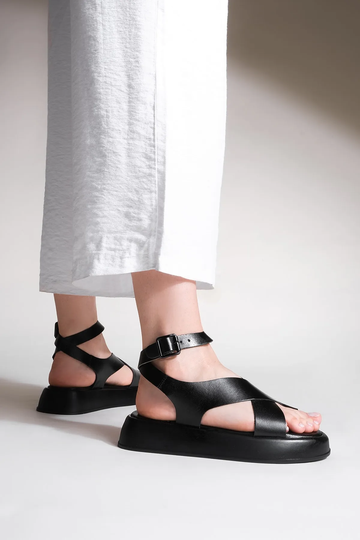 Marjin  Damen Sandalen aus echtem Leder für den Alltag, dicke Sohle, Etikett schwarz