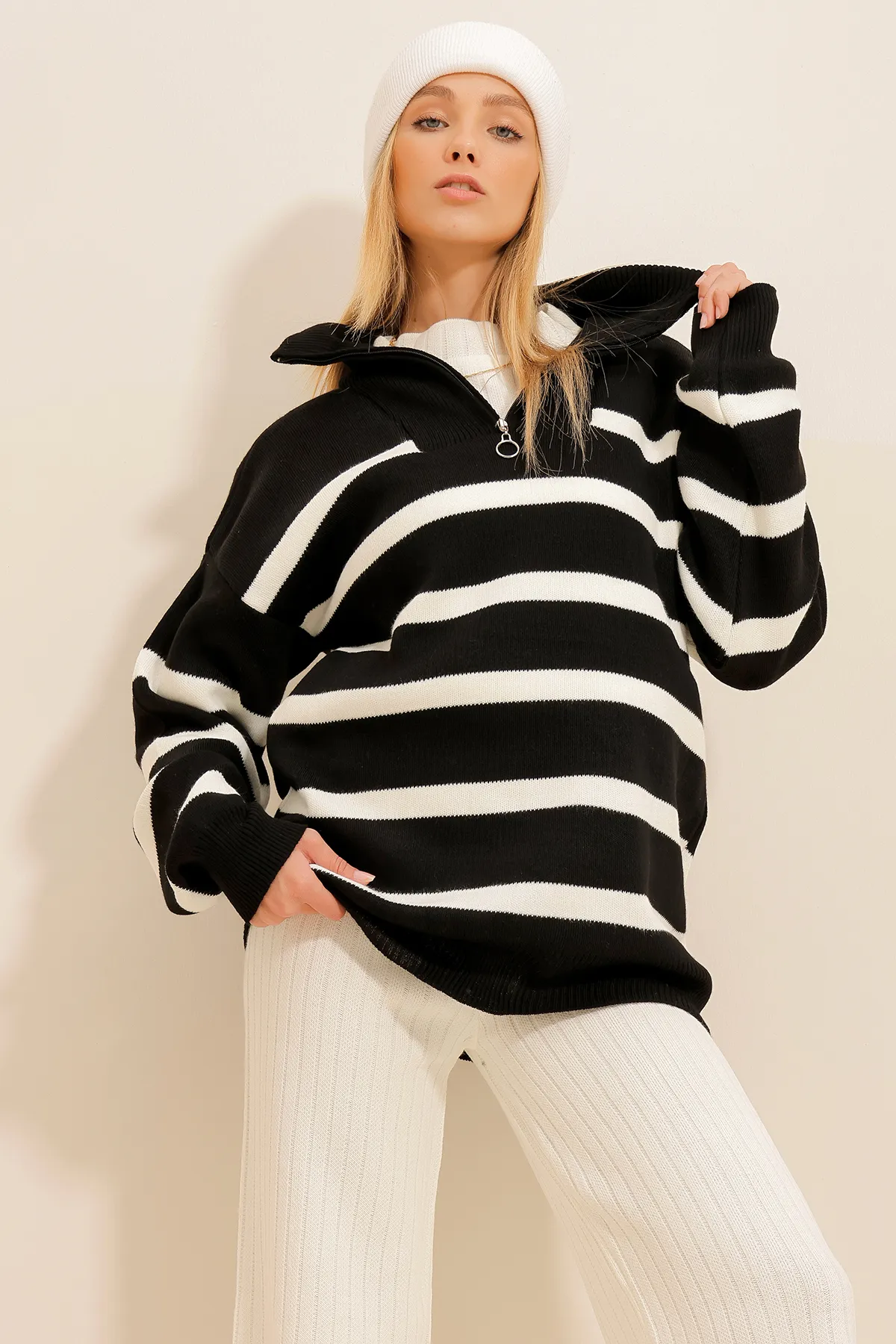 Trend Alaçatı Stili  Schwarzer Damen-Winterpullover mit Reißverschluss und Streifenmuster ALC-X11055