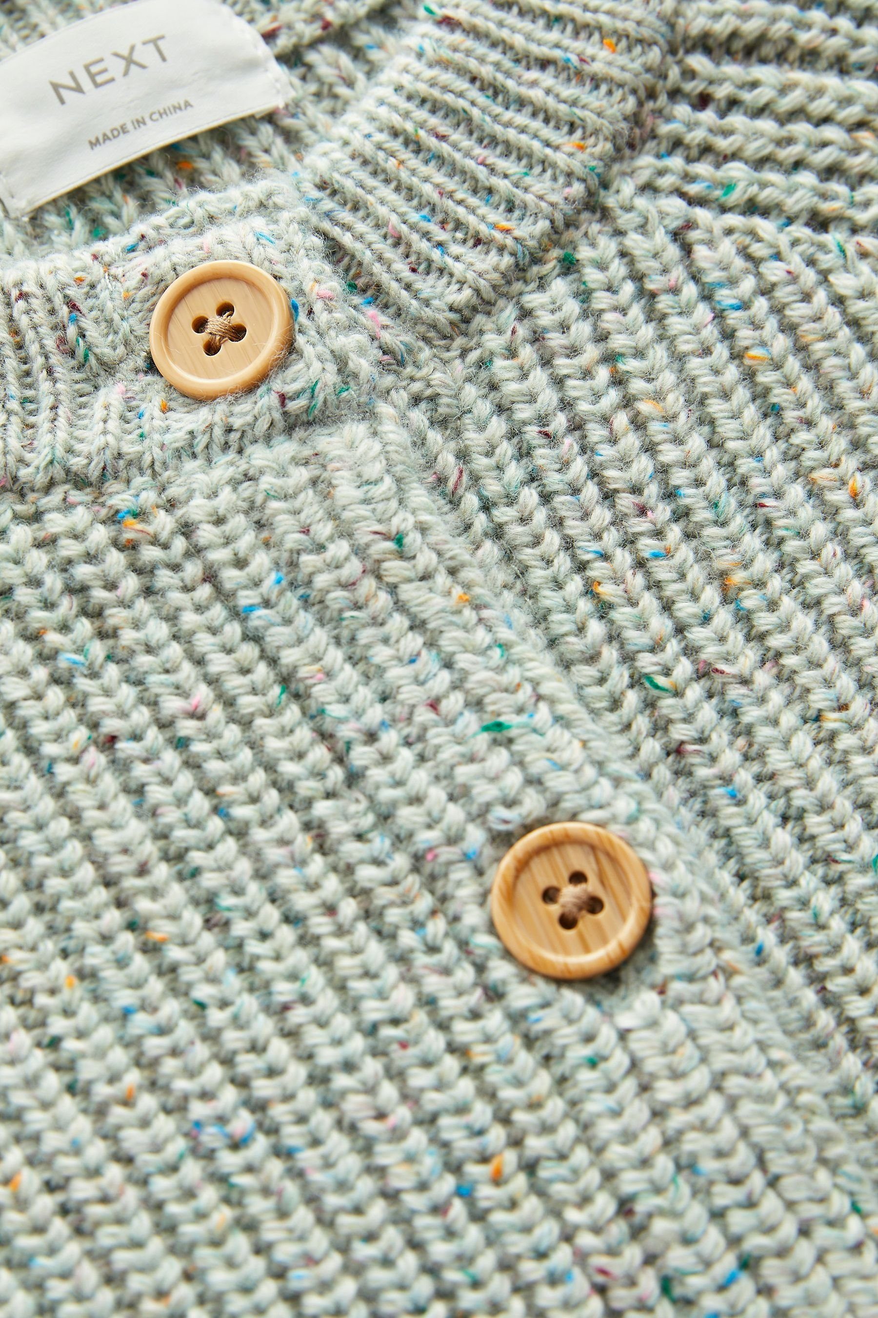 Next Strickjacke Mehrfarbige Strickjacke mit Holzknöpfen (1-tlg)