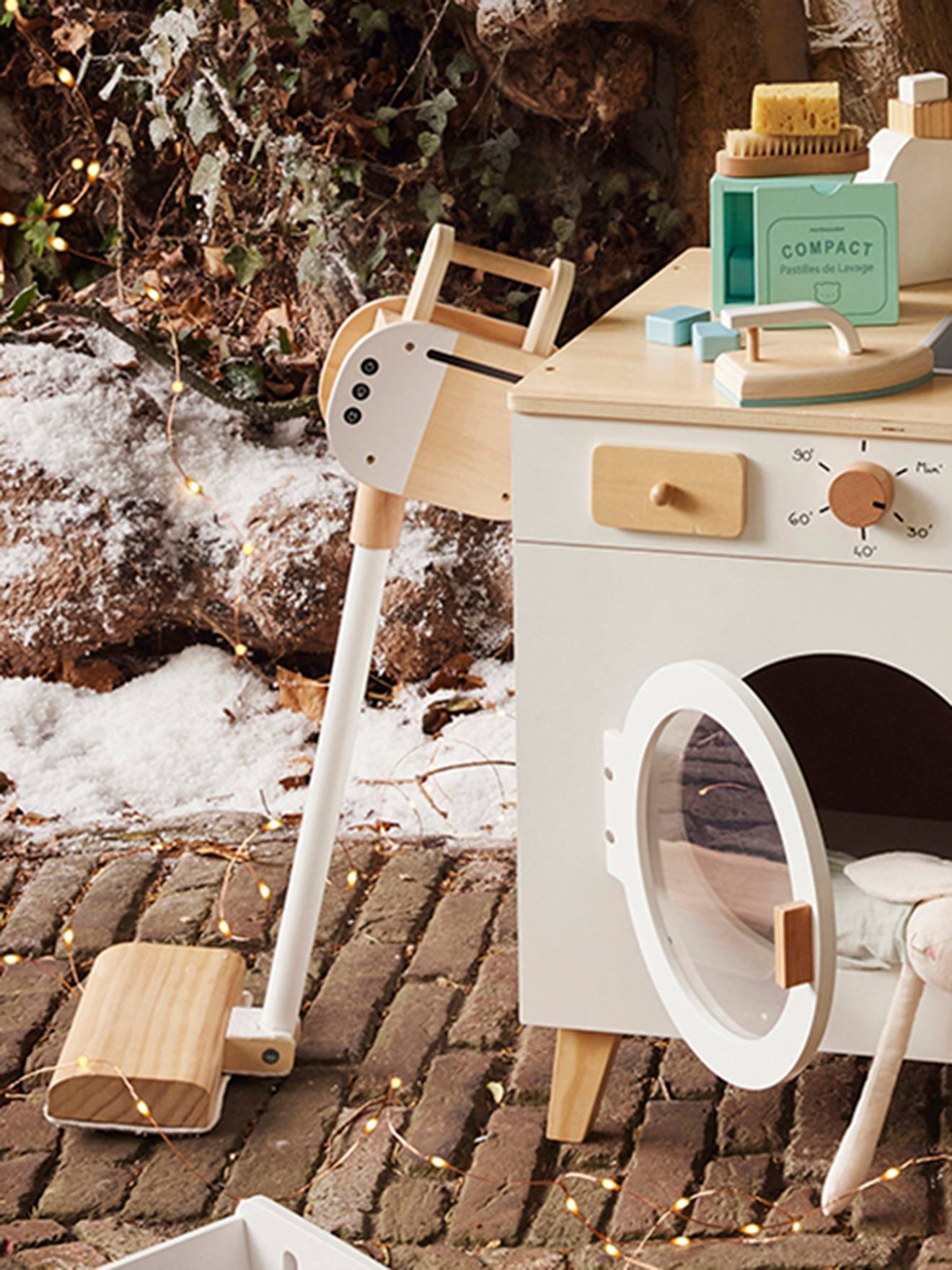 Aspirateur balai en bois FSC® blanc