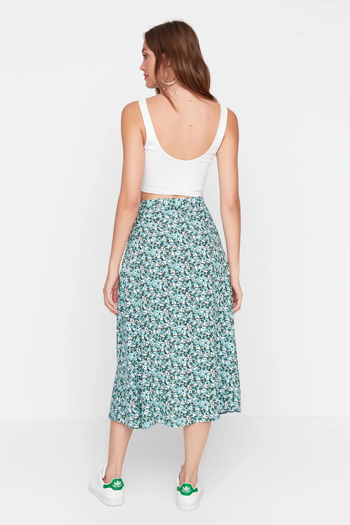 Trendyol Collection  Grüner gewebter Midirock aus Viskosestoff mit Schlitzdetail und Blumenmuster TWOSS20ET0230