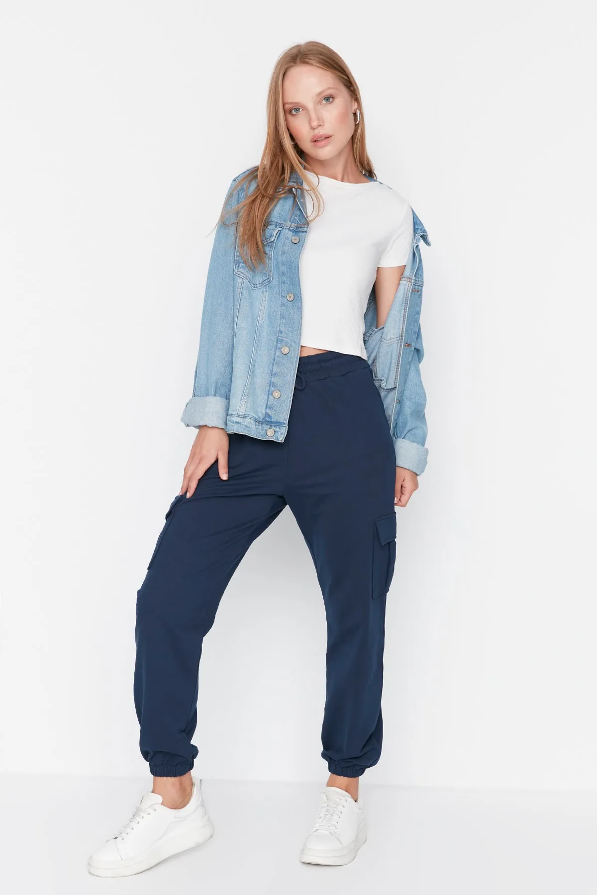 Trendyol Collection  Indigo Dünne Strick-Jogginghose mit Cargo-Taschen TWOAW23EA00119