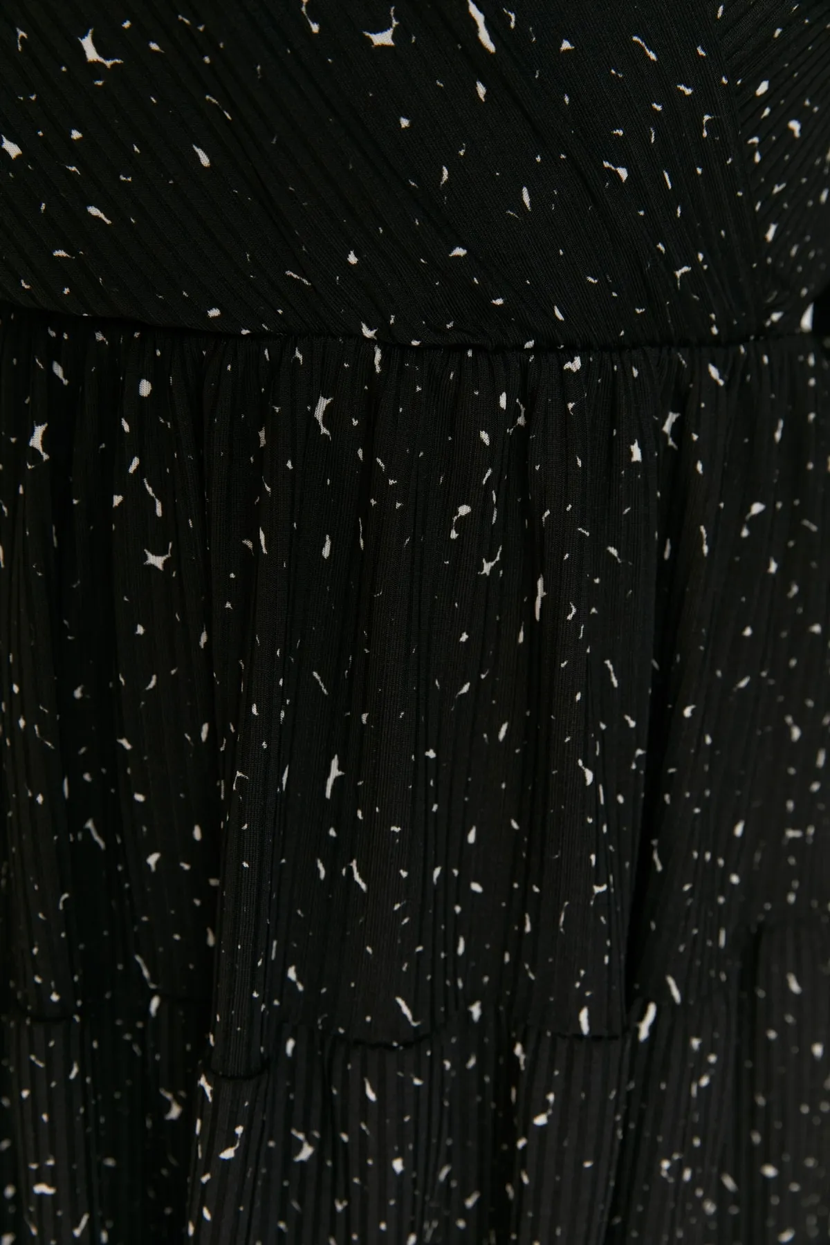 Trendyol Collection  Schwarzes bedrucktes Skater-/Zweireiher-Mini-Stretch-Strickkleid mit Ausschnitt TWOAW22EL0104