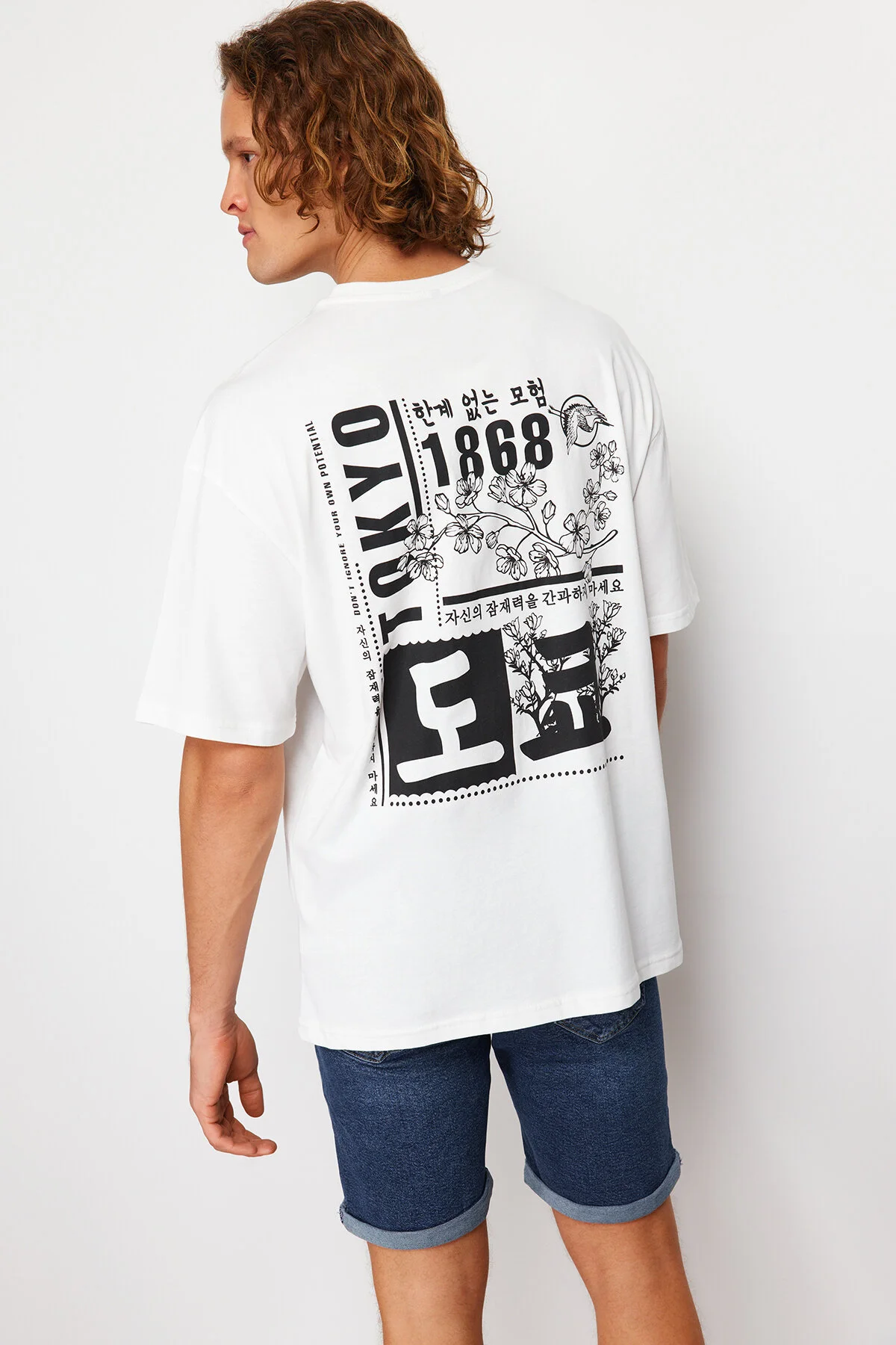 Trendyol Collection  Ecrufarbenes, übergroßes/weit geschnittenes, kurzärmliges, mit Fernost bedrucktes T-Shirt aus 100 % Baumwolle TMNSS23TS00170