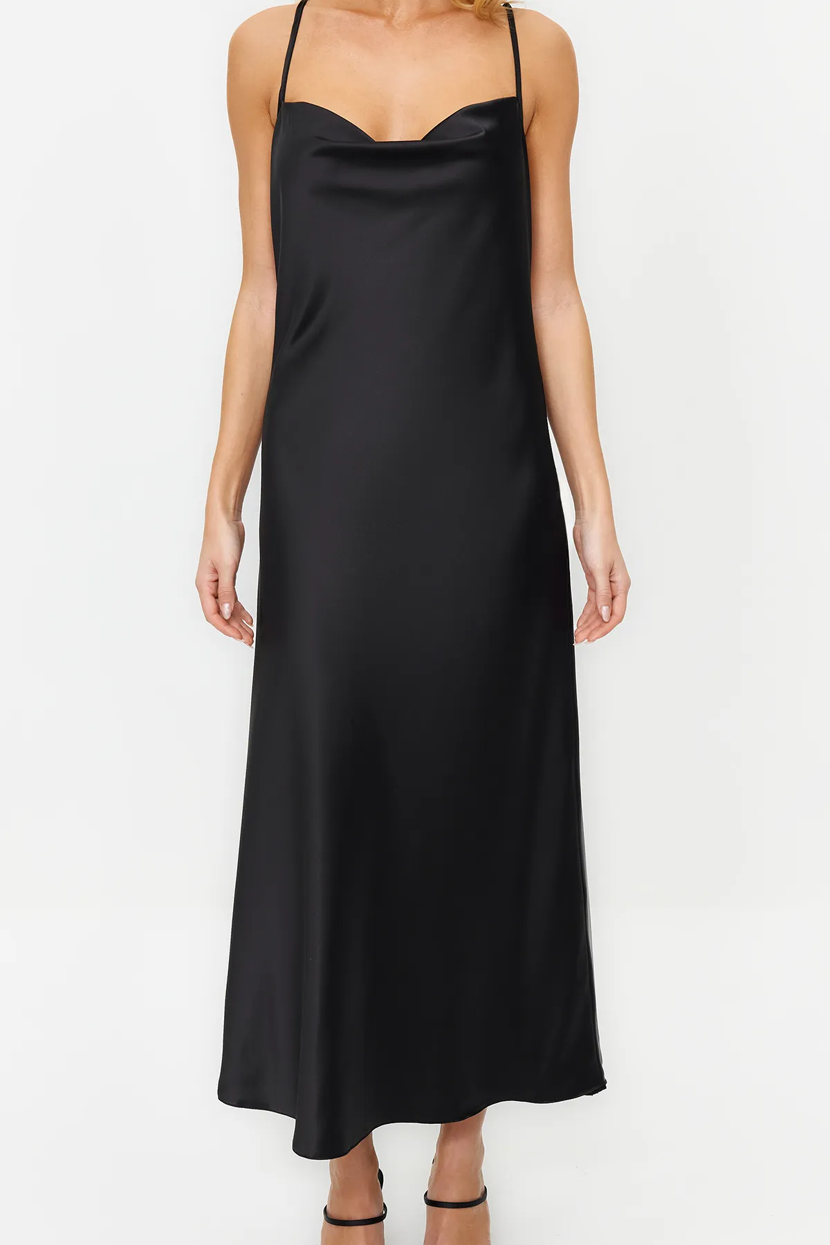 Trendyol Collection  Satinkleid mit schwarzen Accessoires TPRSS24EL00002