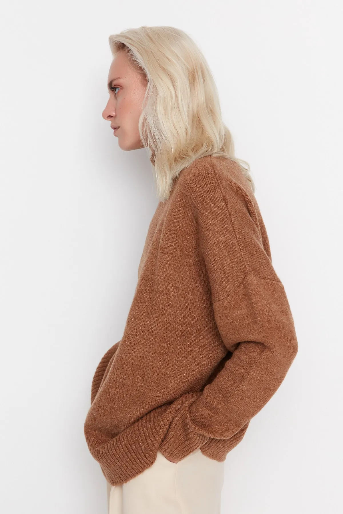 Trendyol Collection  Hellbrauner, weich strukturierter Strickpullover mit Stehkragen und weiter Passform TWOAW23KZ00469
