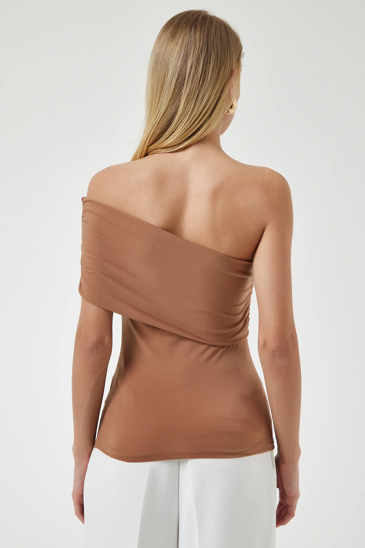 Happiness İstanbul  Damen-Strickbluse mit einschultriger Schulterpartie und Kordelzug in Keksform DZ00112