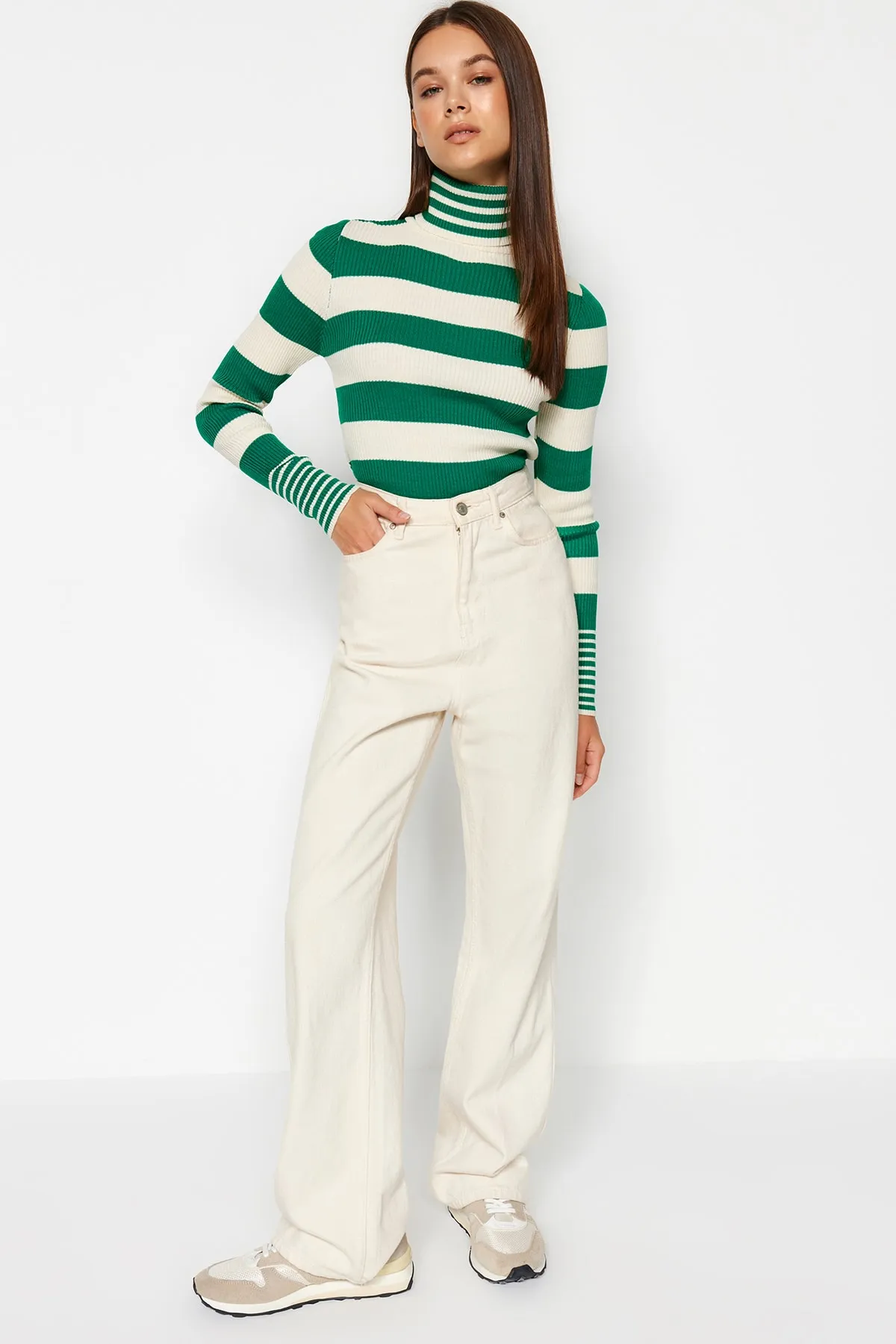 Trendyol Collection  Steinfarbener gestreifter Strickpullover TWOAW24KZ00637