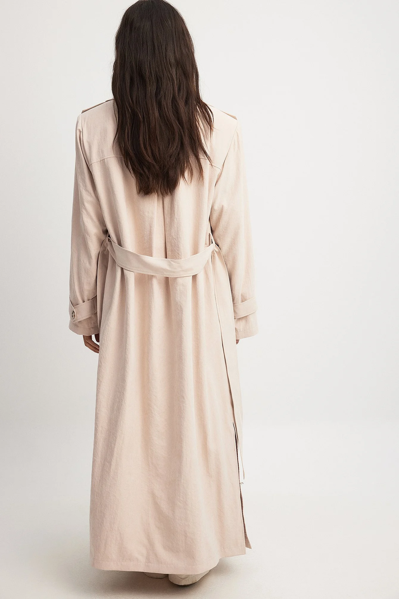 Langer Trenchcoat mit Schulterpolstern