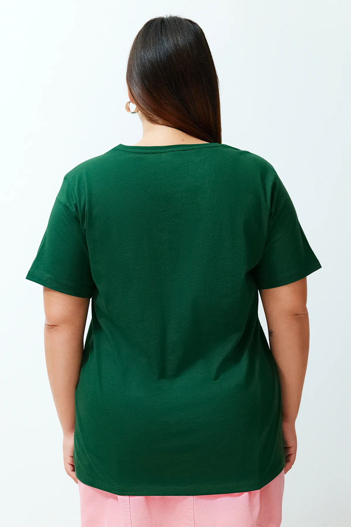 Trendyol Curve  Dunkelgrünes Boyfriend-Strick-T-Shirt mit Slogan-Print TBBSS24BF00036