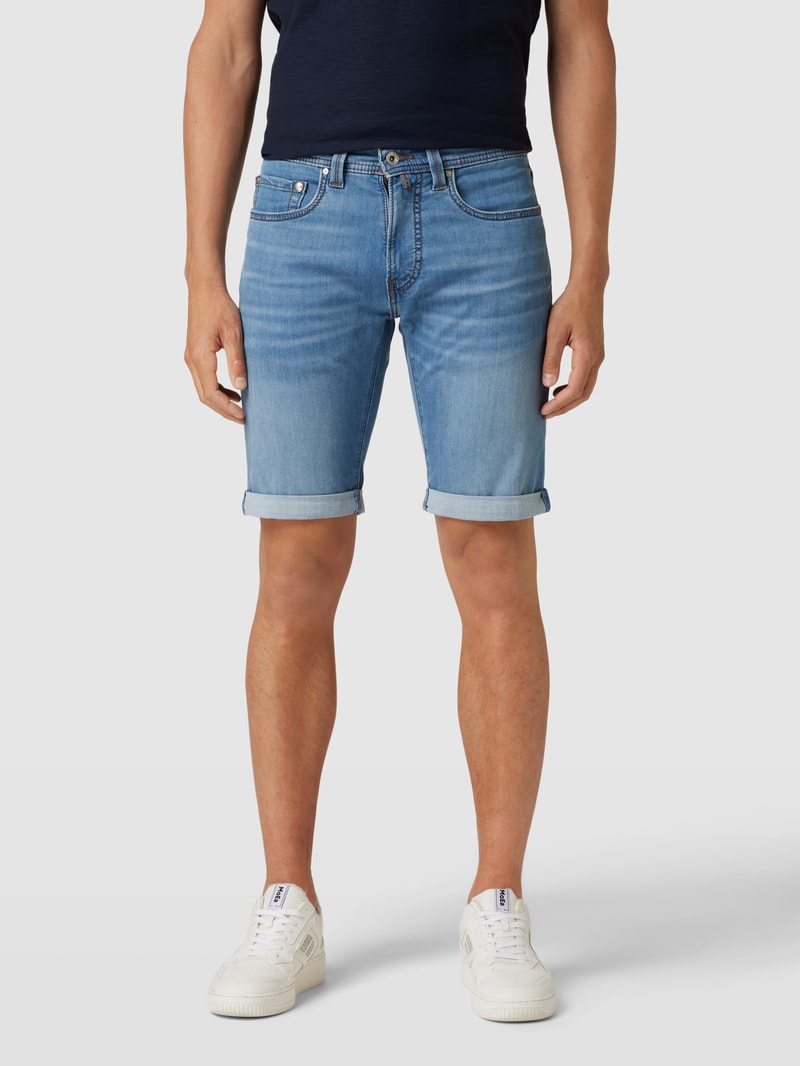 Jeansshorts mit Label-Patch in hellblau