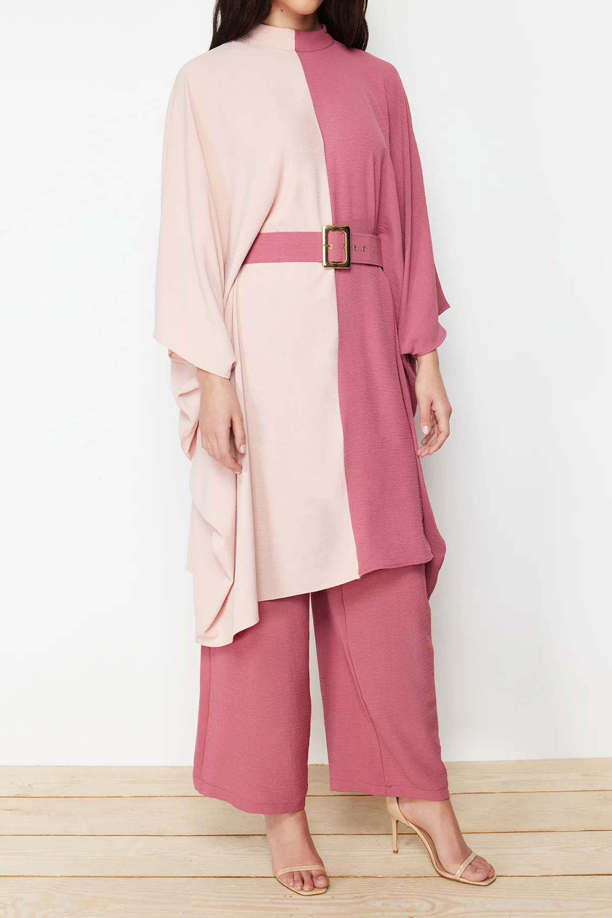 Trendyol Modest  Gewebter Tunika-Hosen-Anzug mit Gürtel und Farbblockierung in Dried Rose TCTSS23US00046