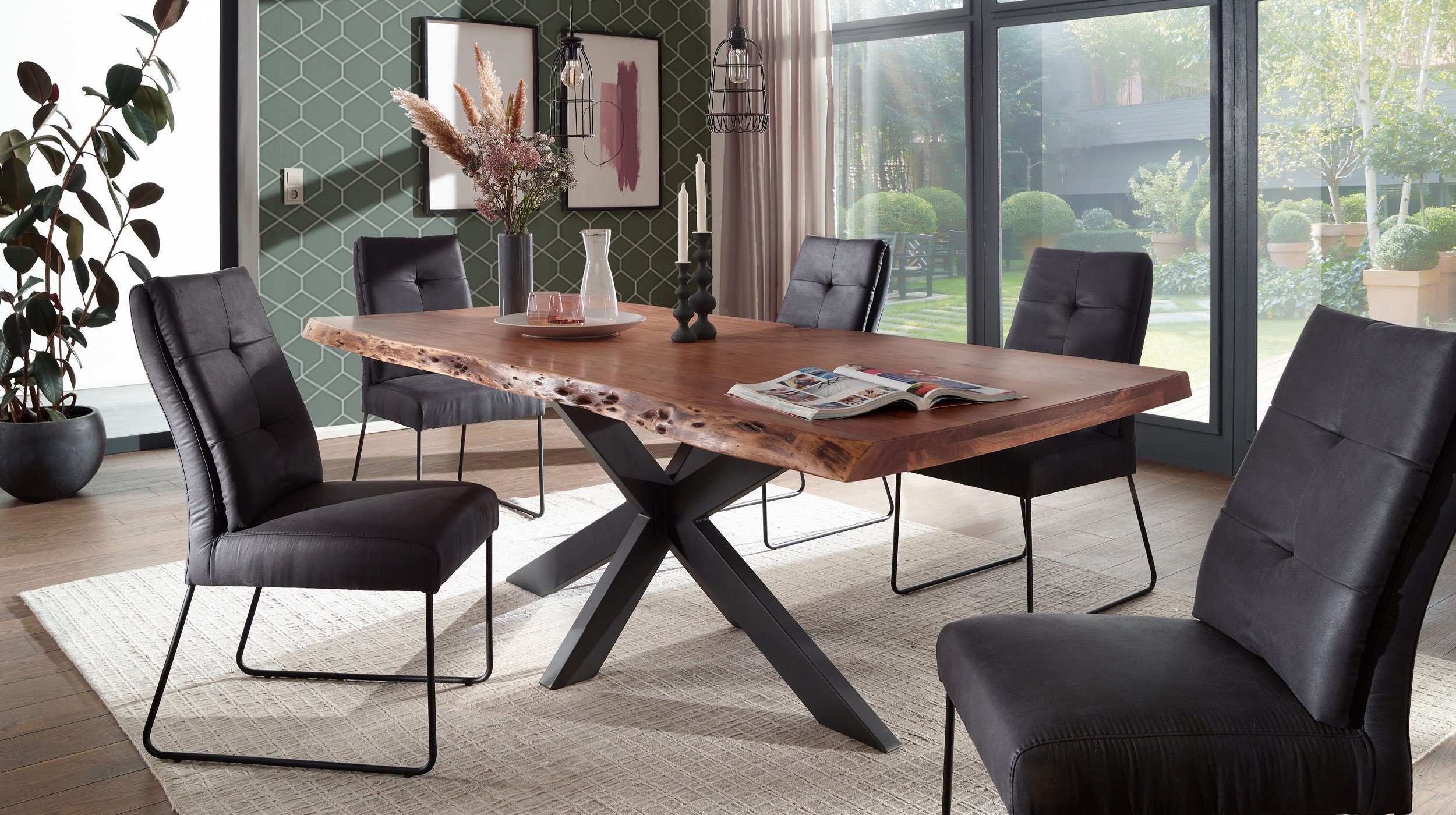 Massivart® Baumkantentisch TIM / Massivholz Akazienholz / 55 mm Tischplatte, Baumkante / X-Gestell schwarz / Industrial Look