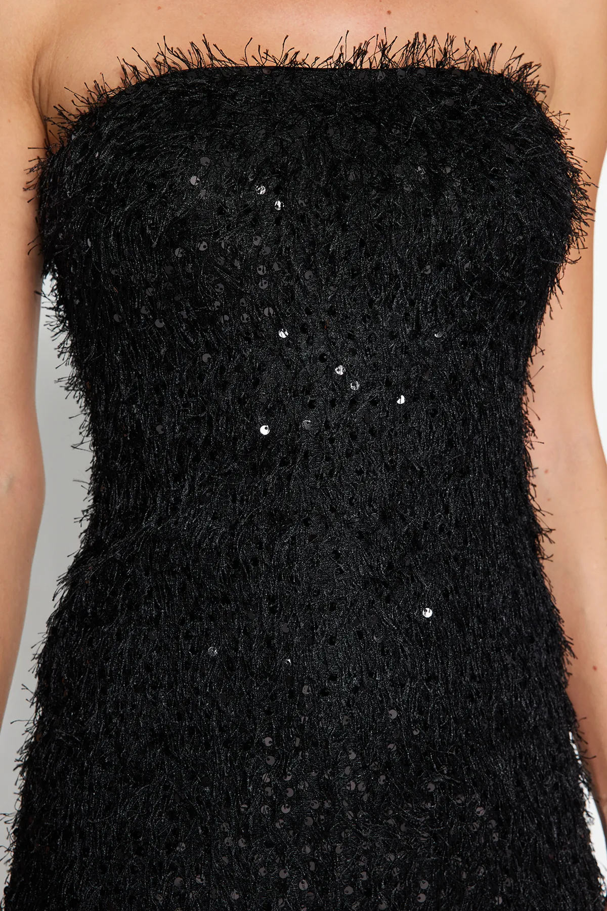 Trendyol Collection  Elegantes Abendkleid mit schwarzen Fransen und Pailletten TPRAW24EL00277