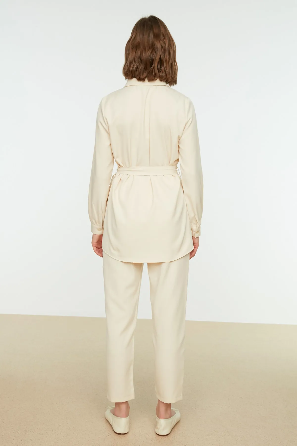Trendyol Modest  Beiger gewebter Hemd-Hosen-Anzug im Karottenschnitt mit Gürtel TCTSS22US0028