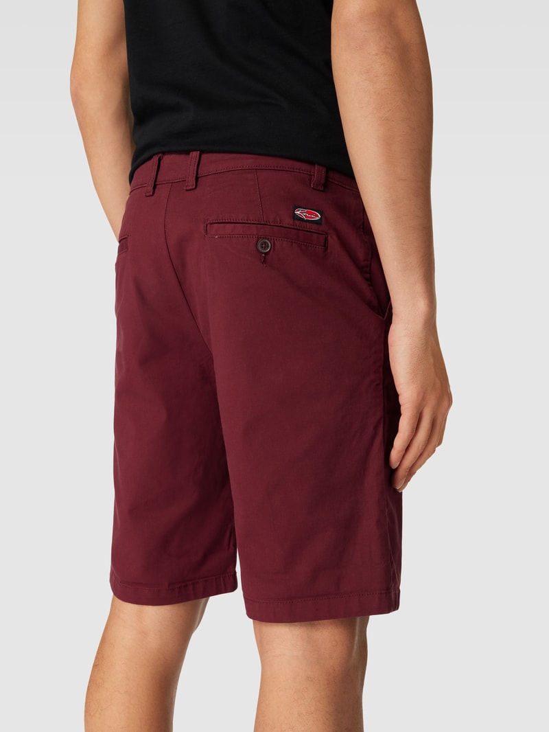Bermudas mit Paspeltaschen in bordeaux rot