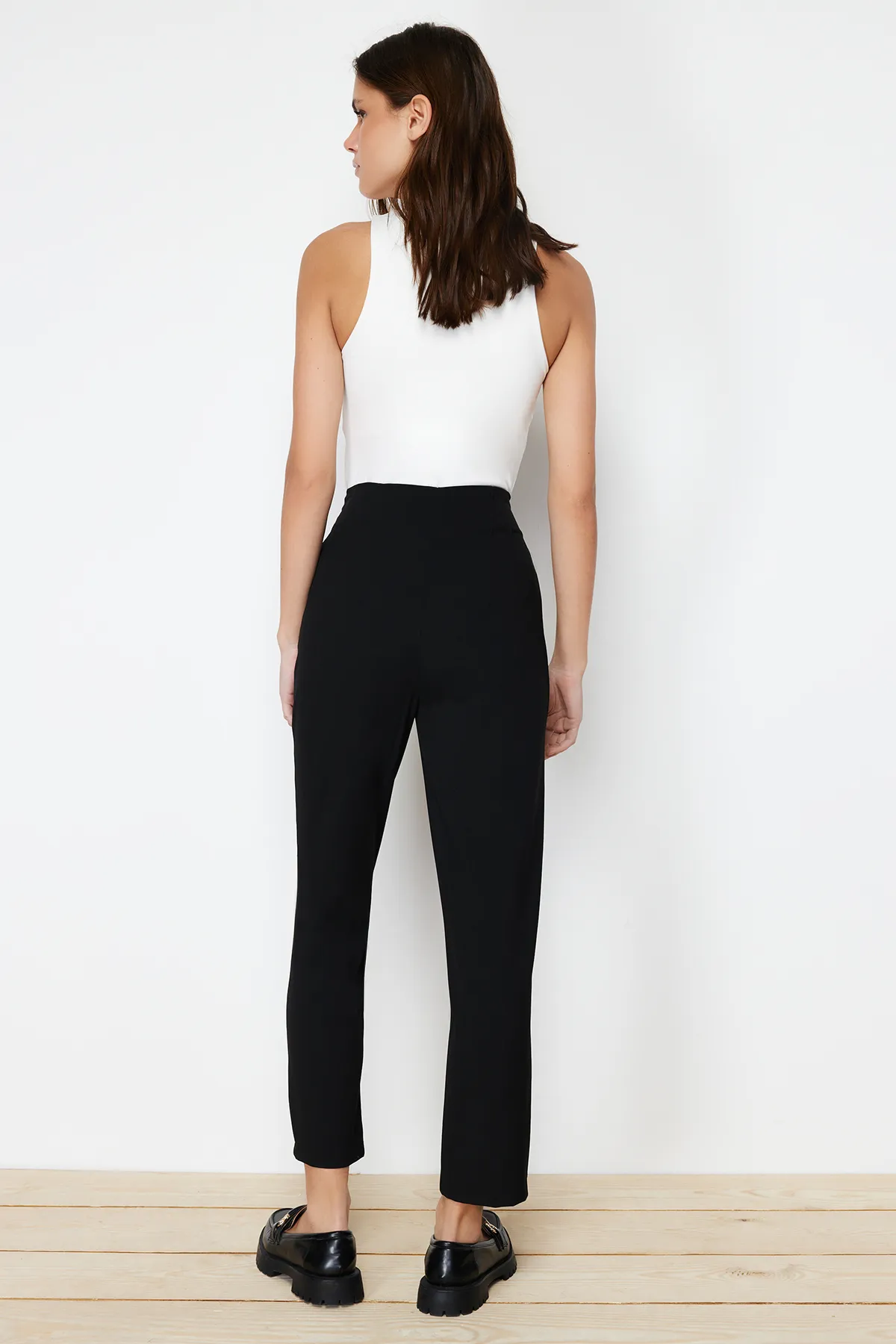 Trendyol Collection  Schwarze gewebte Hose aus Polyviskose-Stoff mit Zigarettenmuster TWOSS24PL00029