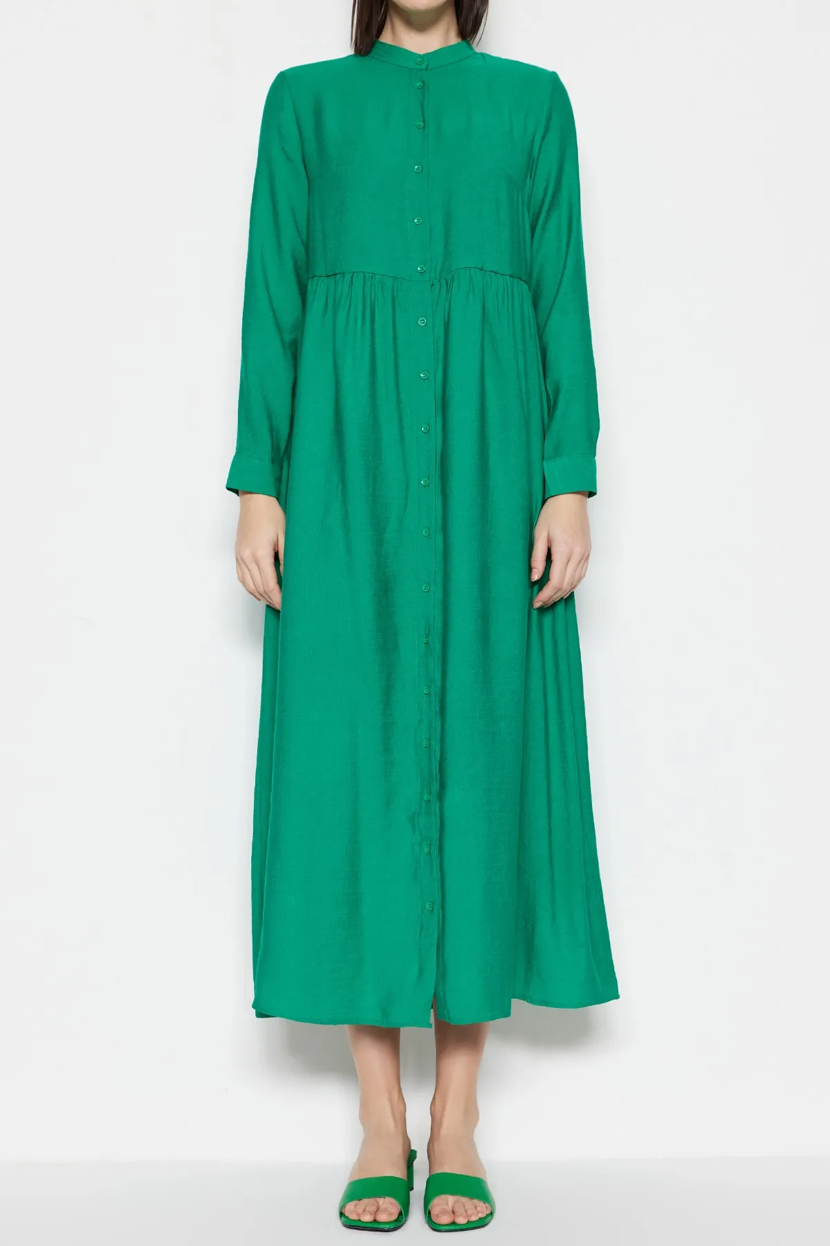 Trendyol Modest  Grünes, gewebtes Hemdkleid in Leinenoptik mit vorherrschendem Kragen TCTSS23EB00081