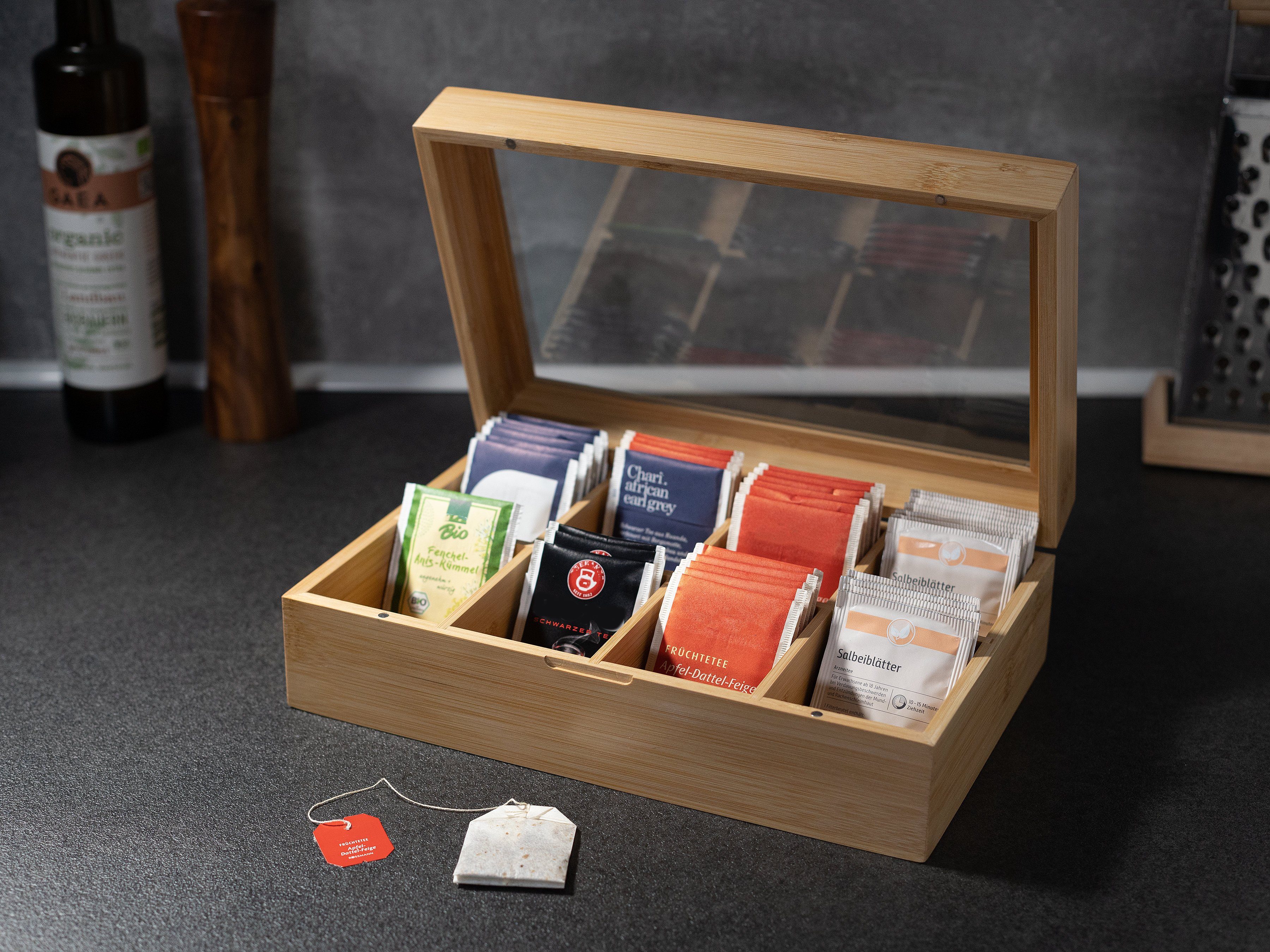 Hanseküche Teebox Premium Teebox – FSC®-zertifiziert, Bambus, (Teebox, 1-tlg., mit 8 Fächern), Deckel mit Sichtfenster, Platzsparendes Format für 136 Teebeutel