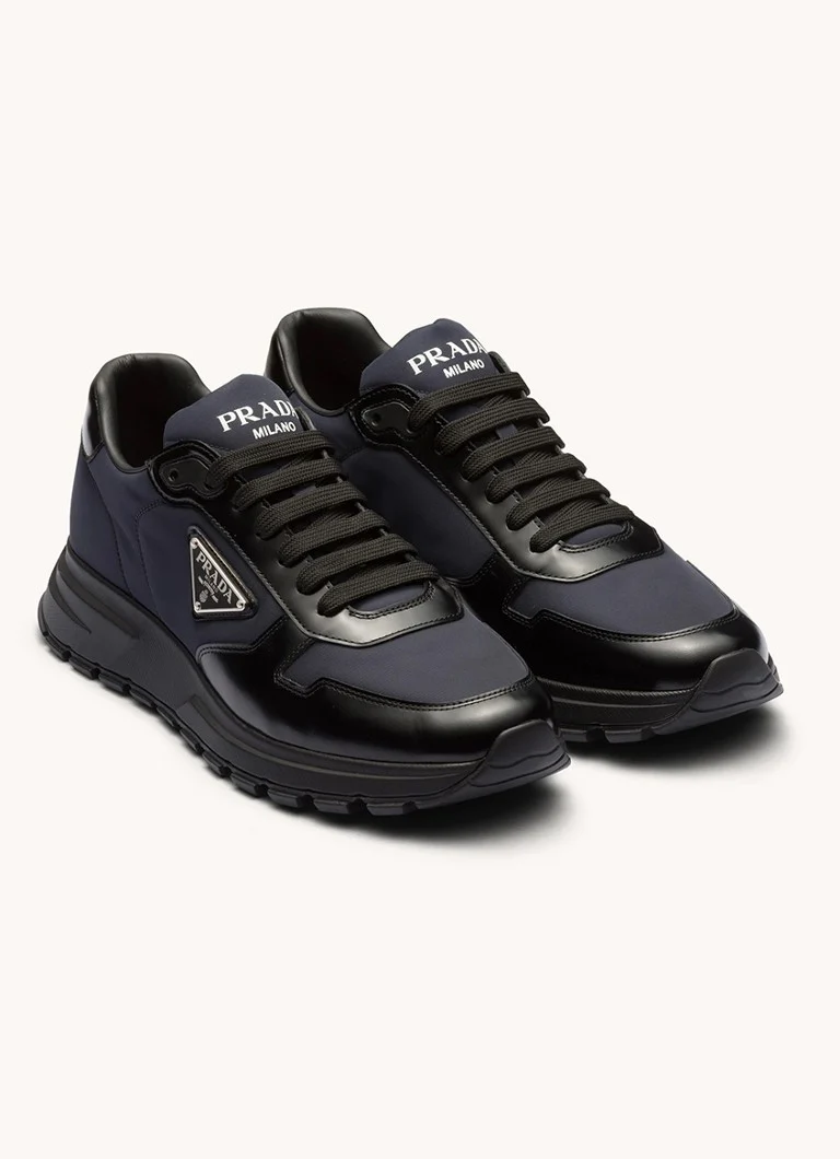 Prada Re-Nylon -lenkkarit nahkayksityiskohdilla ja logolla