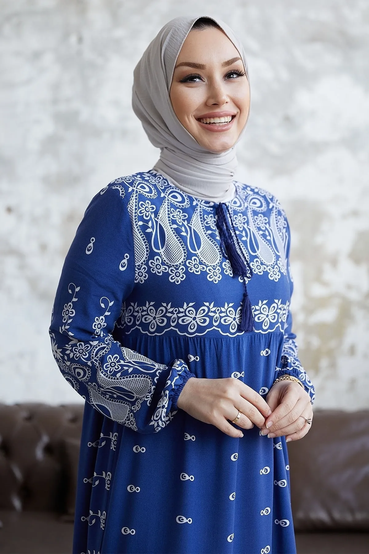 InStyle  Gemustertes Viskosekleid von Selva mit Quasten auf der Vorderseite – Indigo