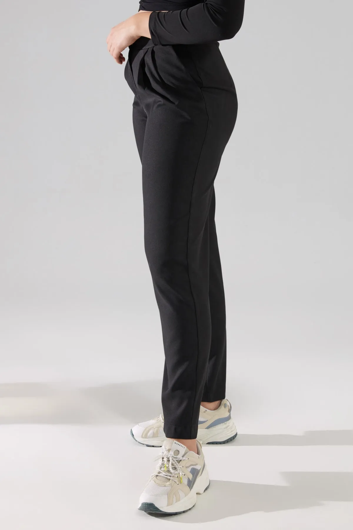 Trendyol Collection  Schwarze, gerade geschnittene, plissierte Webhose TWOSS19WX0017