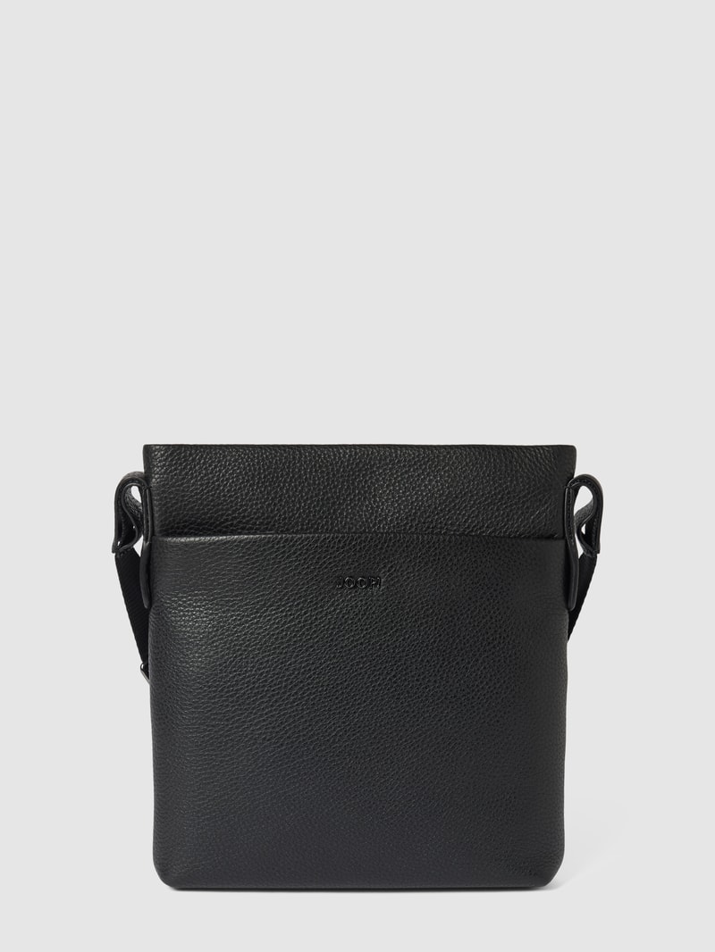Umhängetasche mit Label-Detail Modell 'CARDONA' in schwarz