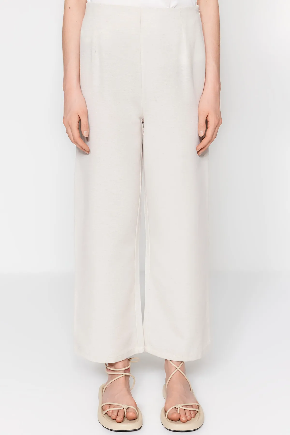 Trendyol Modest  Ecrufarbene, gewebte Hose aus Baumwollmischung mit weitem Bein TCTSS23TP00038