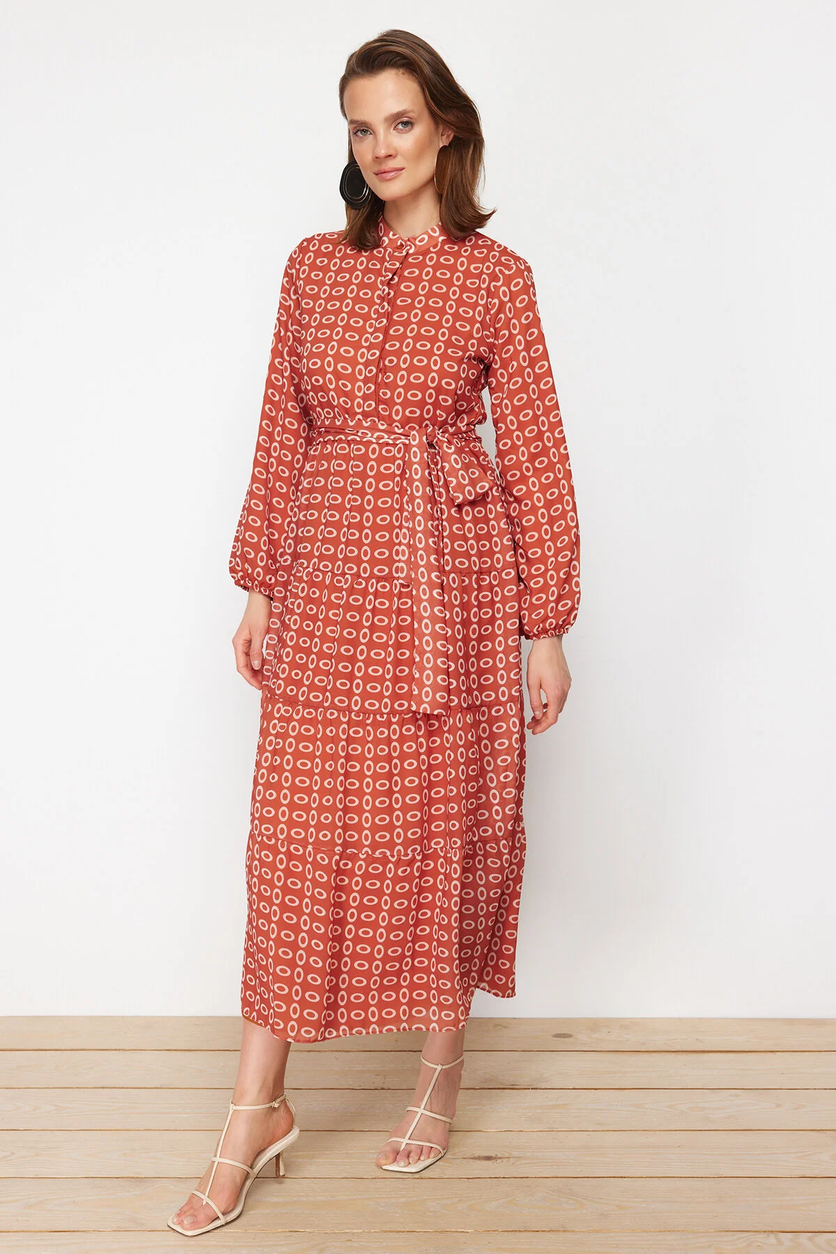 Trendyol Modest  Kleid aus gewebtem Chiffon mit geometrischem Muster und Gürtel, Stehkragen und Futter TCTSS21EL3346
