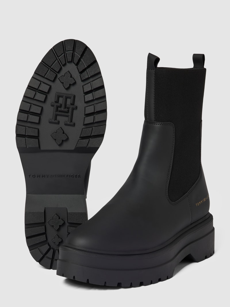 Boots mit Plateausohle Modell 'FEMININE' in schwarz