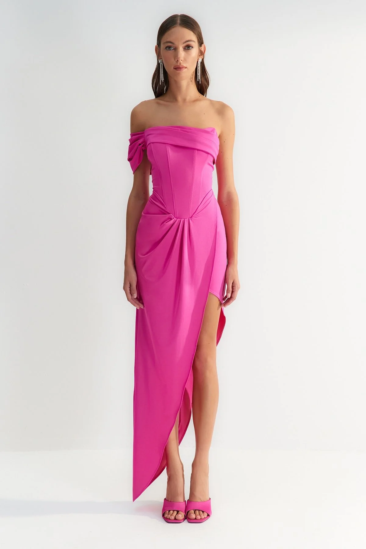 Trendyol Collection  X Zeynep Tosun Fuchsiafarbenes Abendkleid und Homecoming-Kleid mit figurbetontem Korsettdetail TCLSS23AE00013