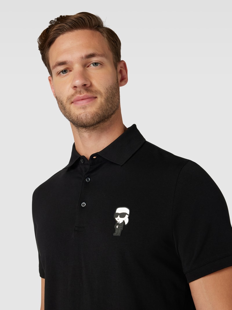 Poloshirt mit Motiv-Patch in schwarz