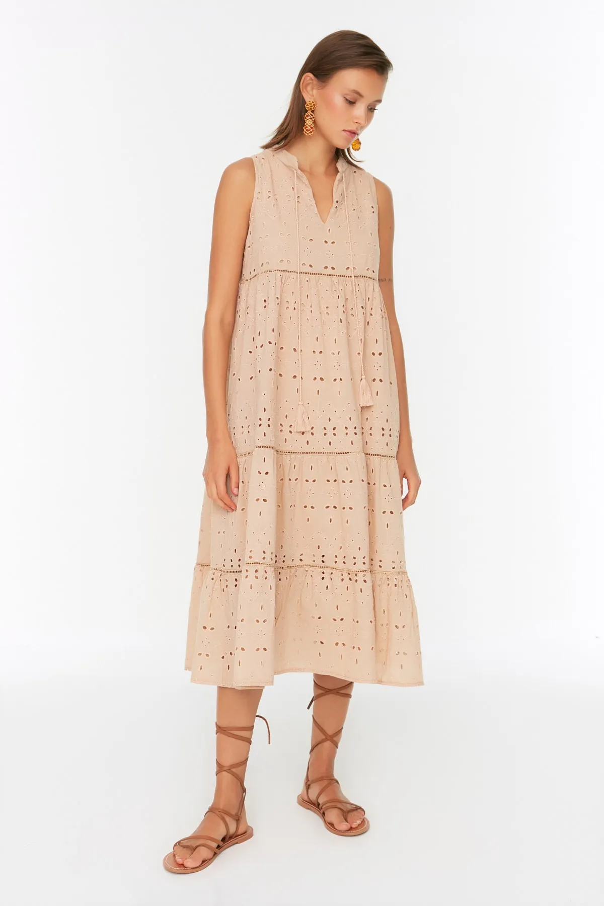 Trendyol Collection  Kamelfarbenes, gerade geschnittenes, gefüttertes, gewebtes Kleid mit Quasten und detaillierter Stickerei TWOSS21EL2703