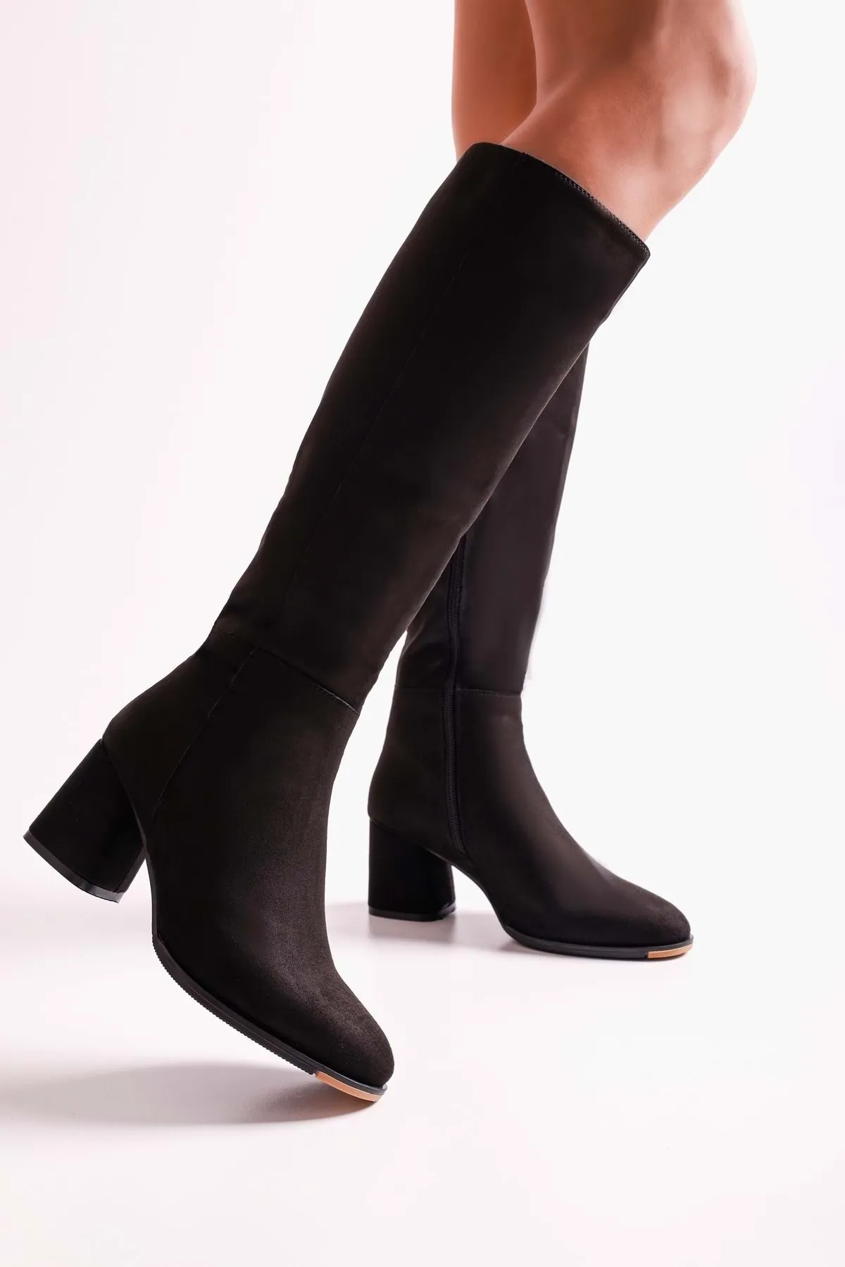 Shoeberry  Damen-Stiefel Kiella aus schwarzem Wildleder mit Absatz. Schwarzes Wildleder