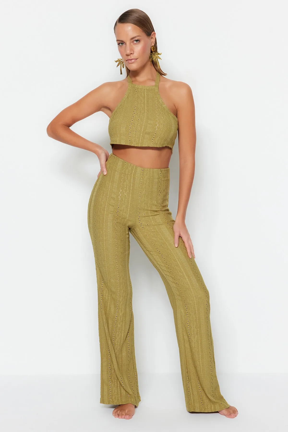 Trendyol Collection  Set aus gestrickter Spitzenbluse und Hose in Khaki TBESS23AU00038