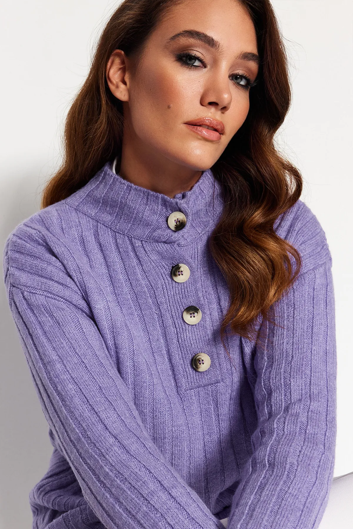 Trendyol Modest  Gerippter Strickpullover mit lilafarbenem Kragen und Knöpfen TCTAW23AK00035