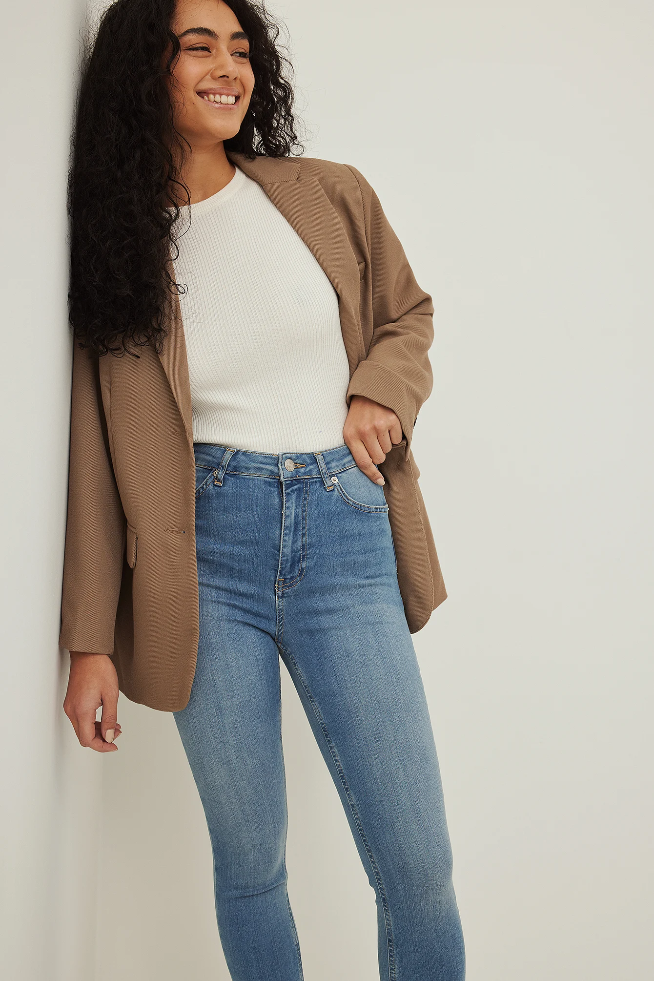 Skinny Jeans mit offenem Saum und hoher Taille