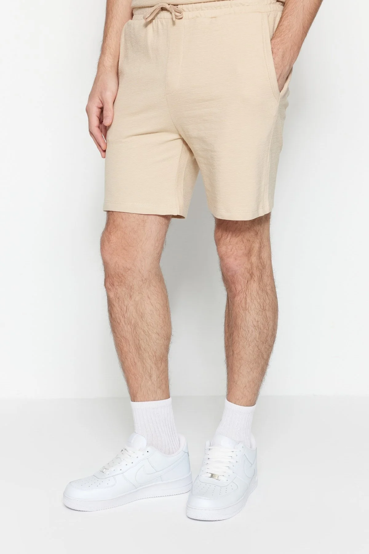 Trendyol Collection  Limitierte Auflage, beige, reguläre Shorts aus 100 % Baumwolle mit Struktur, TMNSS23SR00035