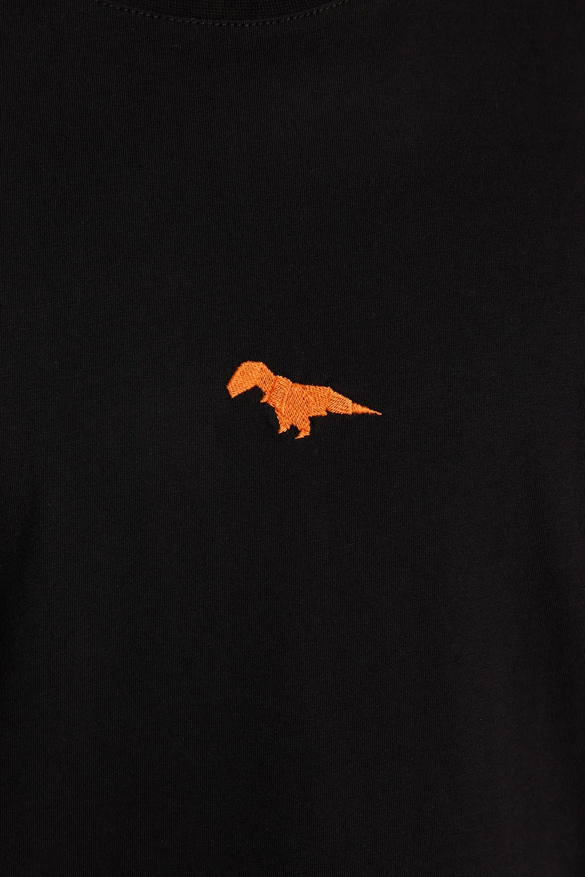 Trendyol Collection  Schwarzes Oversize-Fit-T-Shirt mit Rundhalsausschnitt und kurzen Ärmeln aus 100 % Baumwolle mit Dinosaurier-Stickerei TMNSS23TS00243