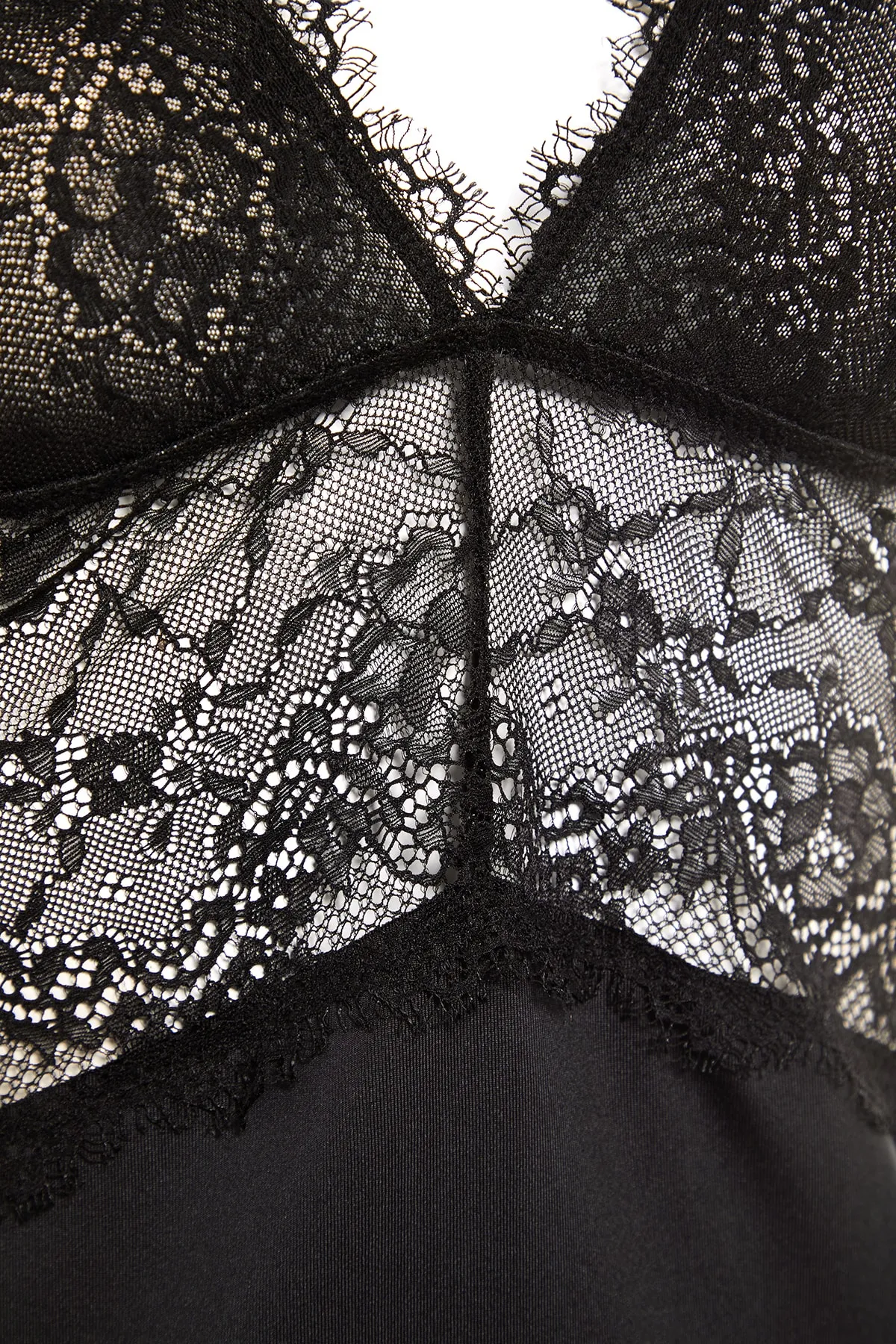 Trendyol Collection  Schwarzes, gestricktes Nachthemd mit Spitzendetails und Seilriemen THMAW23CY00002