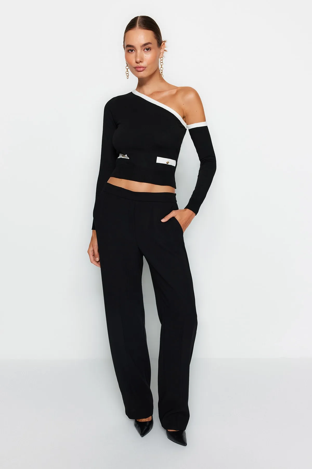 Trendyol Collection  Schwarzer kurzer Strickpullover mit abnehmbaren One-Shoulder-Ärmeln TWOAW24KZ01148